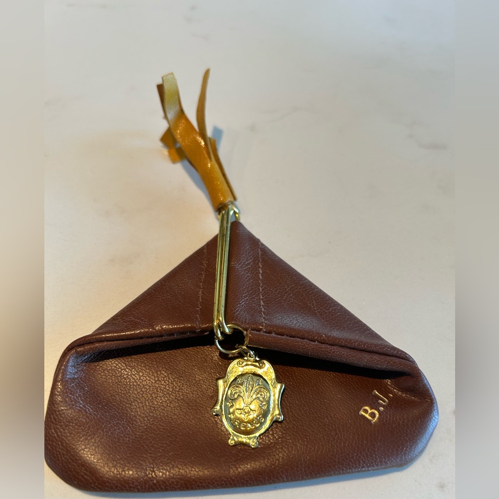 Vintage Italian Firenze Triangular brown leather coin pouch with yellow tassel. - Picture 2 of 5
